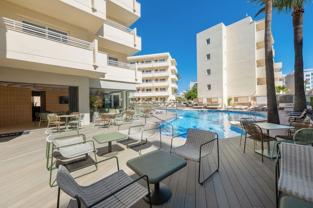 Cabot Cap de Mar Spa — Swimming pool in Cala Bona, Balearic Islands