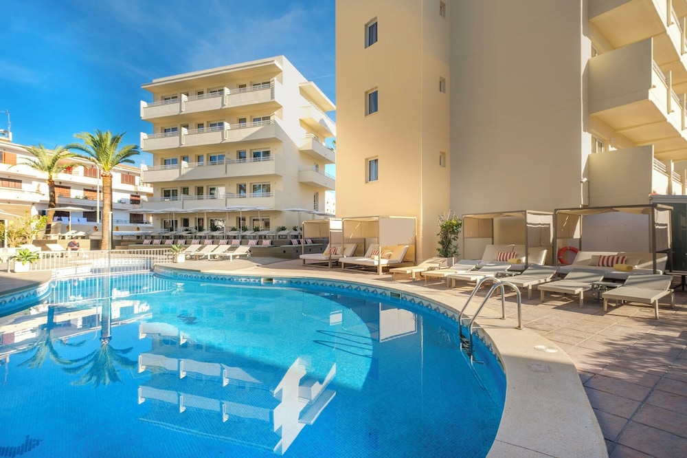 Cabot Cap de Mar Spa — Swimming pool in Cala Bona, Balearic Islands