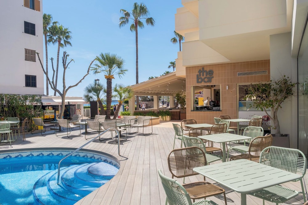 Cabot Cap de Mar Spa — Restaurant & bars in Cala Bona, Balearic Islands