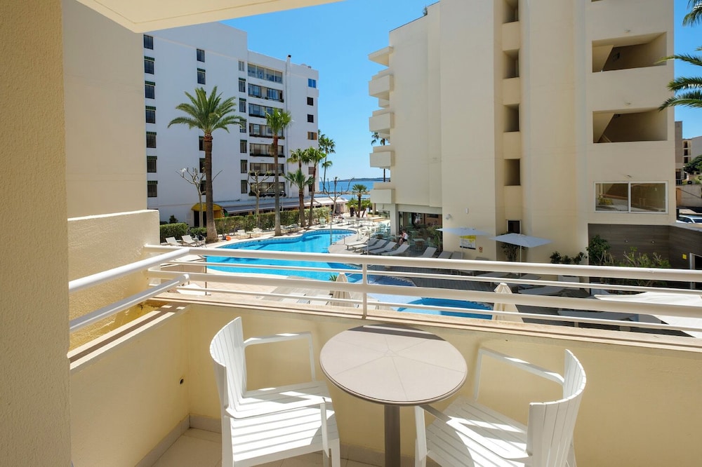 Cabot Cap de Mar Spa — Swimming pool in Cala Bona, Balearic Islands