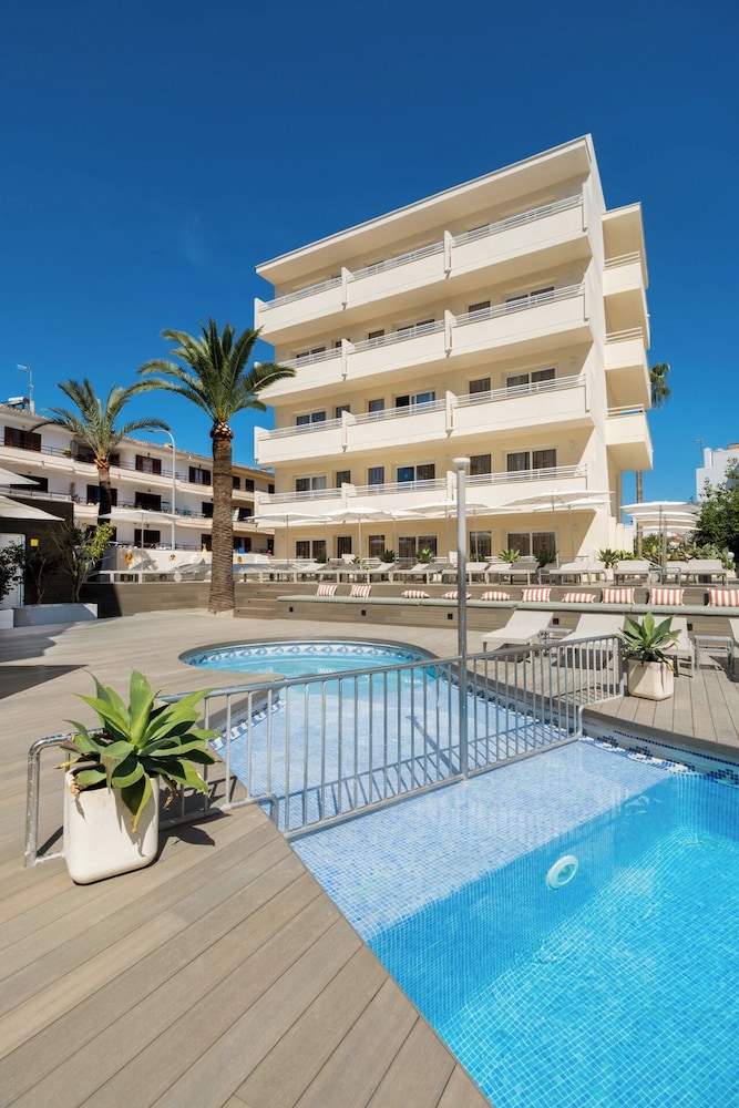 Cabot Cap de Mar Spa — Swimming pool in Cala Bona, Balearic Islands