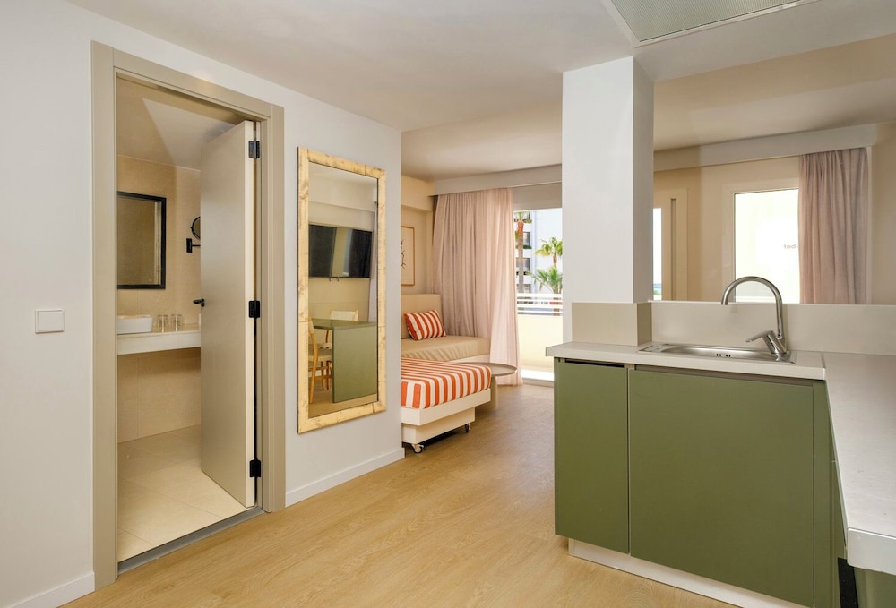 Cabot Cap de Mar Spa — Hotel rooms in Cala Bona, Balearic Islands