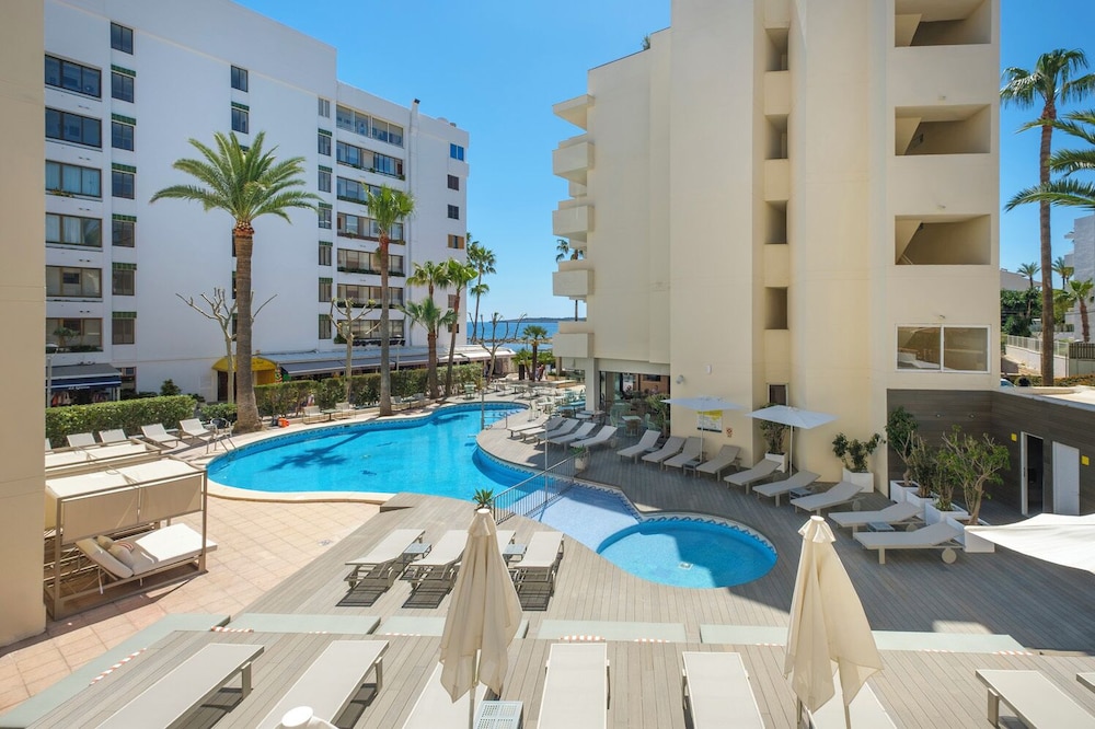 Cabot Cap de Mar Spa — Swimming pool in Cala Bona, Balearic Islands