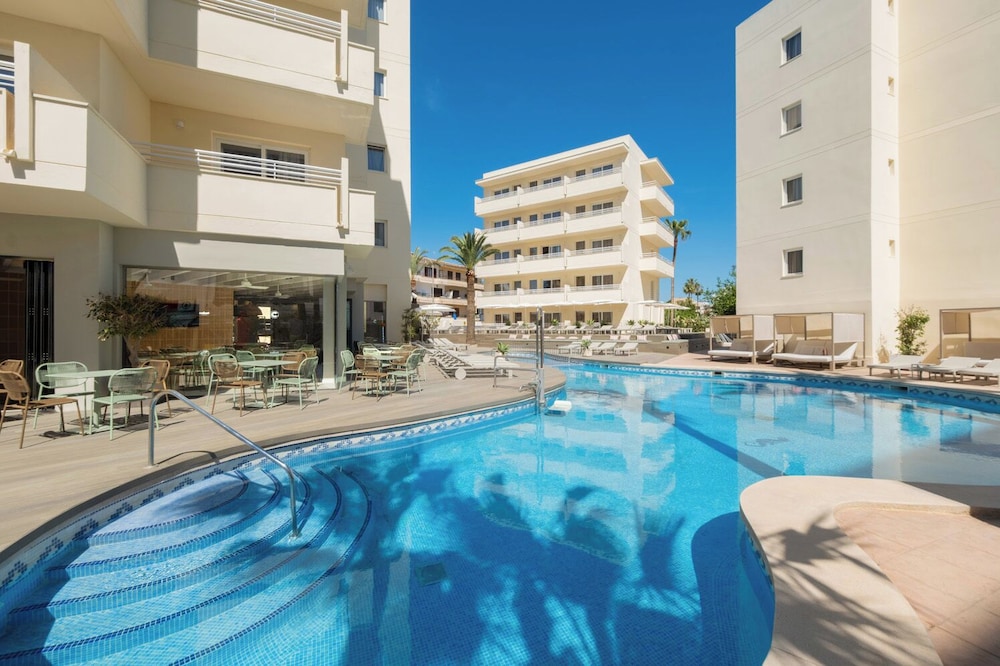 Cabot Cap de Mar Spa — Swimming pool in Cala Bona, Balearic Islands