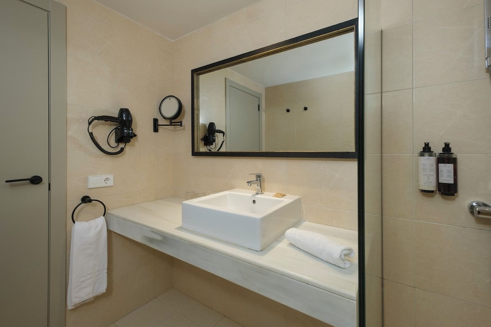 Cabot Cap de Mar Spa — Hotel rooms in Cala Bona, Balearic Islands