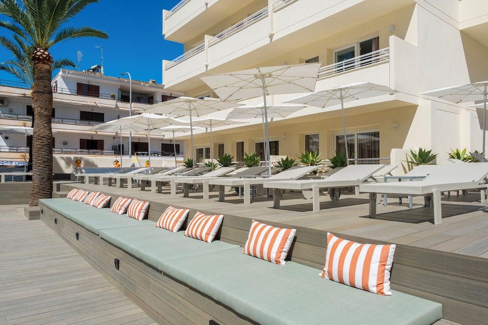 Cabot Cap de Mar Spa — Hotel building in Cala Bona, Balearic Islands