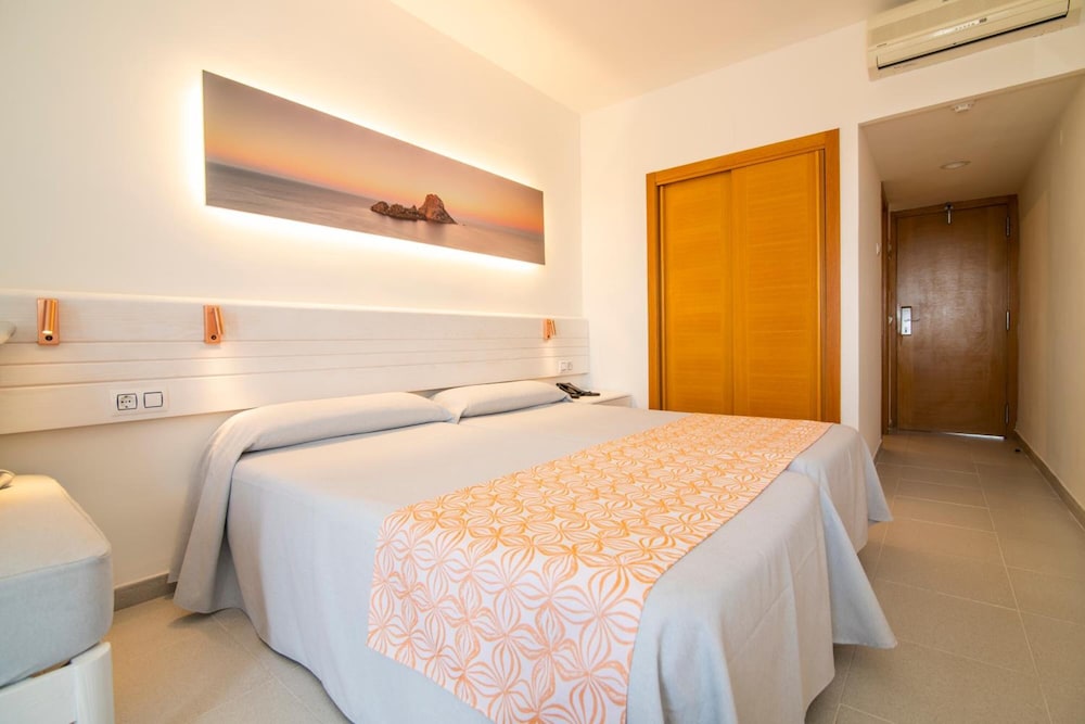 Hotel Caribe Ibiza — Hotel rooms in Santa Eulalia, Balearic Islands