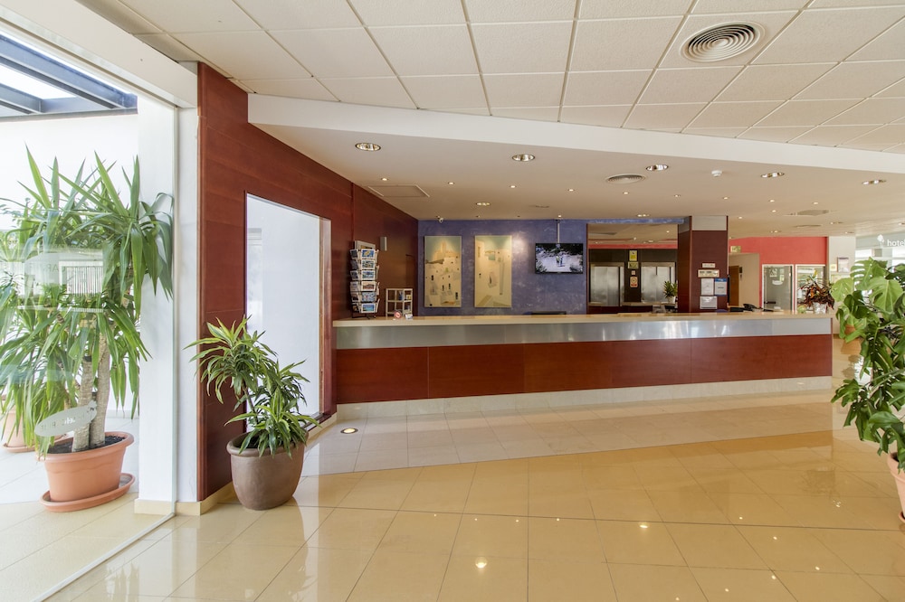 Hotel Caribe Ibiza — Hotel building in Santa Eulalia, Balearic Islands