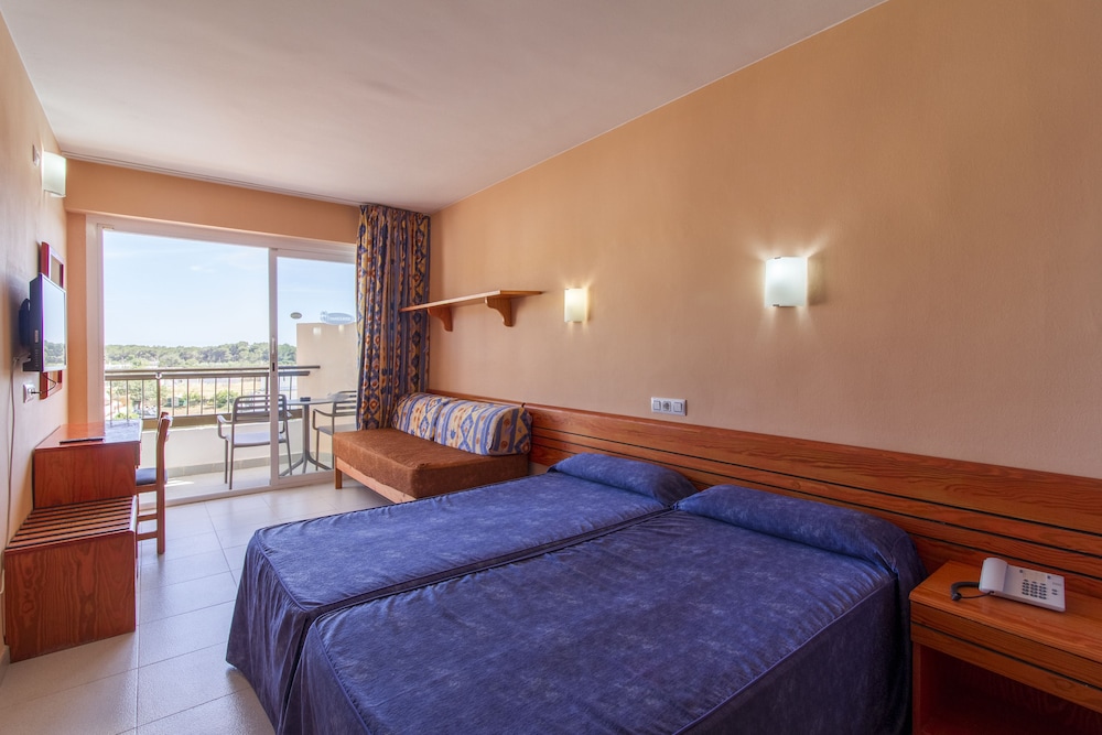 Hotel Caribe Ibiza — Hotel rooms in Santa Eulalia, Balearic Islands