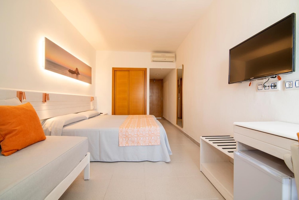 Hotel Caribe Ibiza — Hotel rooms in Santa Eulalia, Balearic Islands