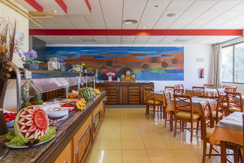 Hotel Caribe Ibiza — Restaurant & bars in Santa Eulalia, Balearic Islands