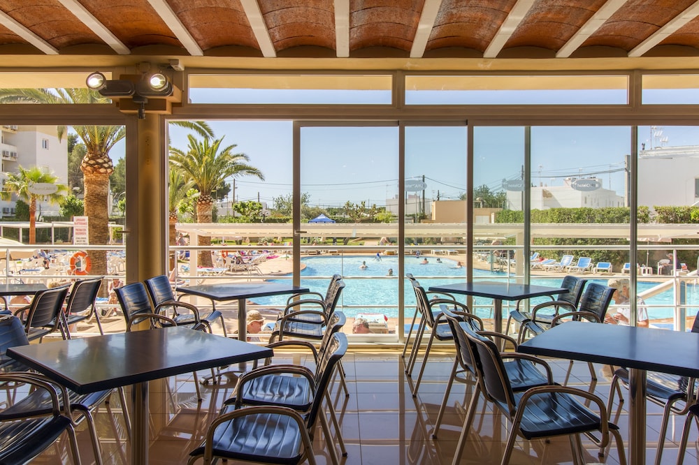 Hotel Caribe Ibiza — Restaurant & bars in Santa Eulalia, Balearic Islands