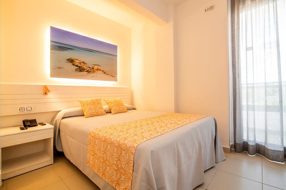 Hotel Caribe Ibiza — Hotel rooms in Santa Eulalia, Balearic Islands