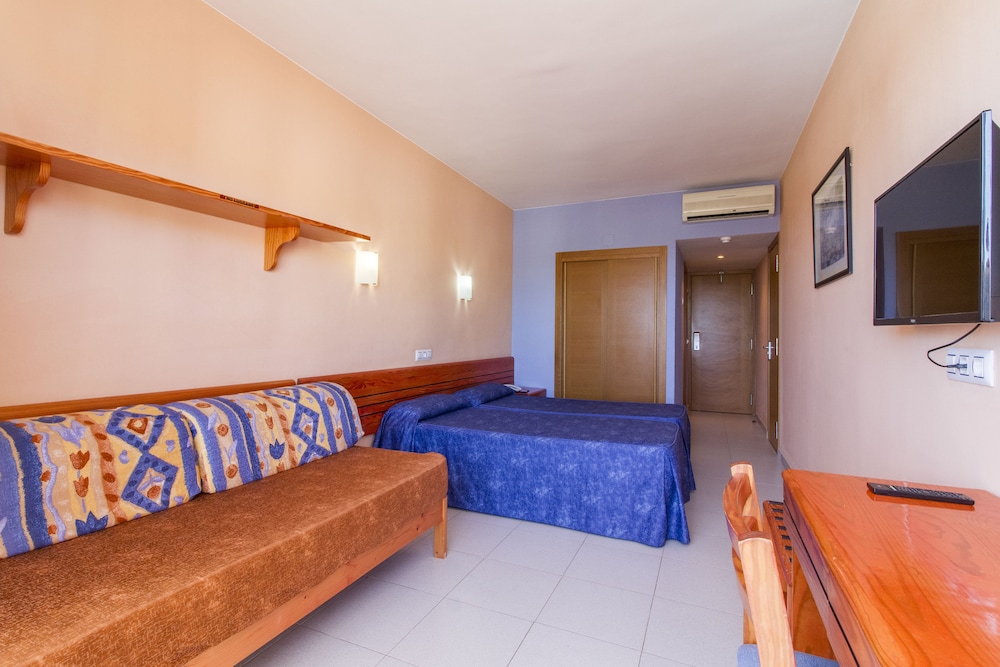 Hotel Caribe Ibiza — Hotel rooms in Santa Eulalia, Balearic Islands