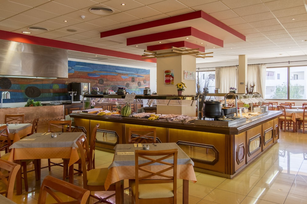 Hotel Caribe Ibiza — Restaurant & bars in Santa Eulalia, Balearic Islands