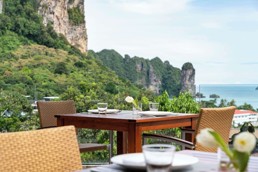 Avani Ao Nang Cliff Krabi Resort — Restaurant & bars in Ao Nang, Krabi