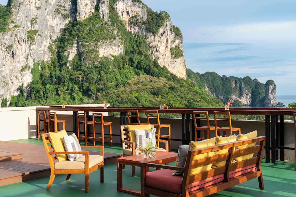 Avani Ao Nang Cliff Krabi Resort — Restaurant & bars in Ao Nang, Krabi