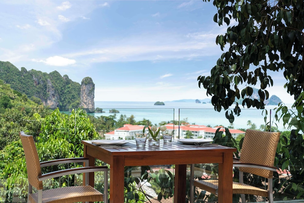 Avani Ao Nang Cliff Krabi Resort — Restaurant & bars in Ao Nang, Krabi