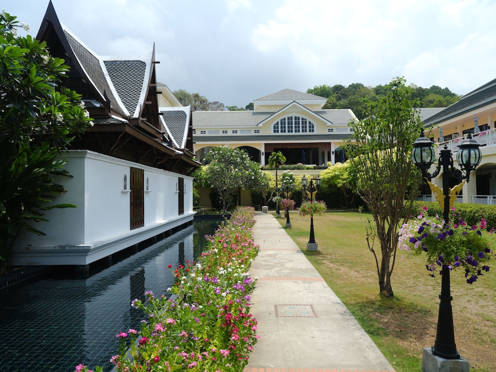 Sofitel Krabi Phokeethra Golf & Spa Resort — Hotel building in Nong Thalay, Krabi