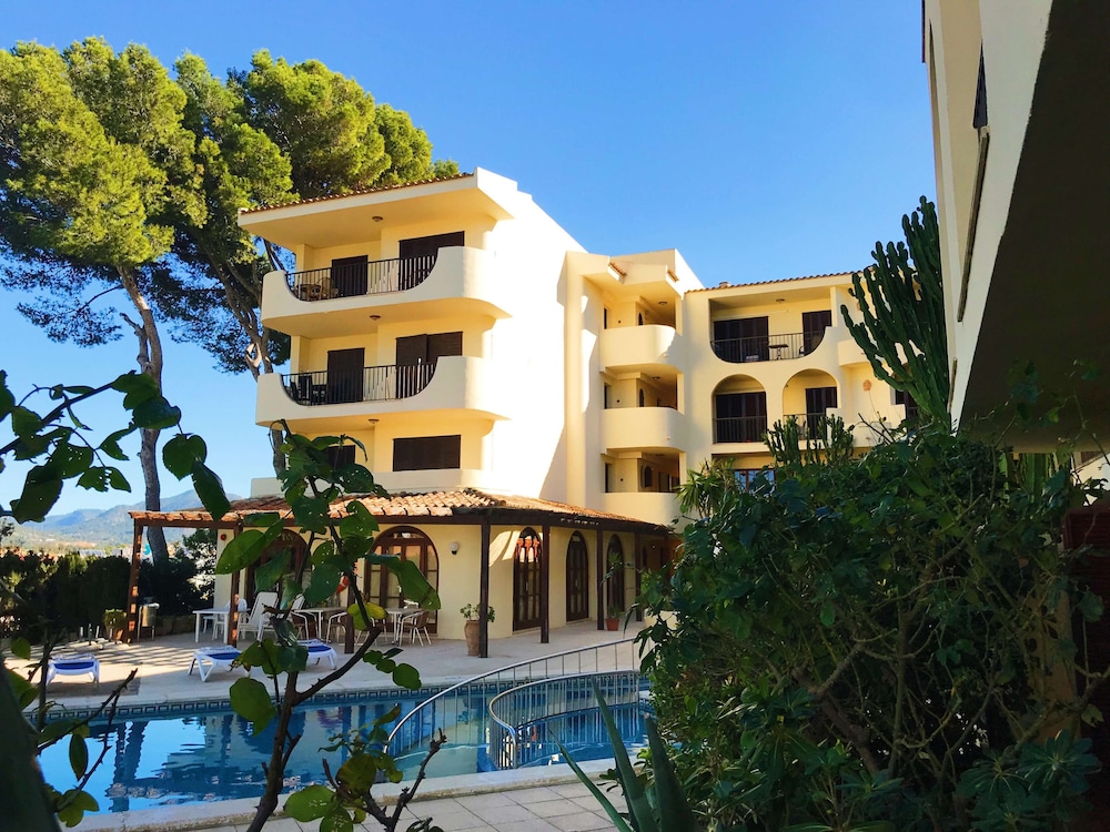 Apartamentos Casa Vida — Hotel building in Santa Ponca, Balearic Islands