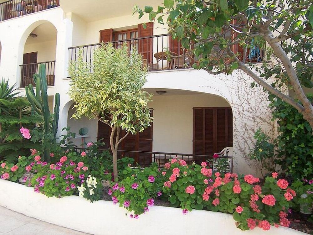 Apartamentos Casa Vida — Hotel building in Santa Ponca, Balearic Islands