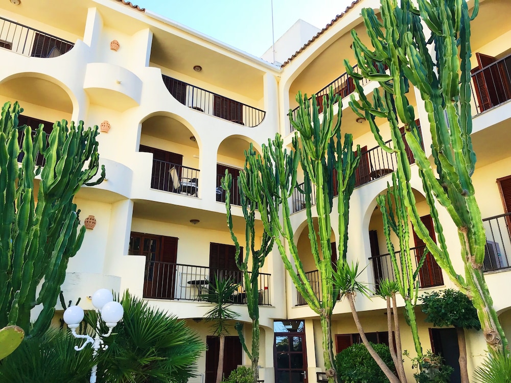 Apartamentos Casa Vida — Hotel building in Santa Ponca, Balearic Islands