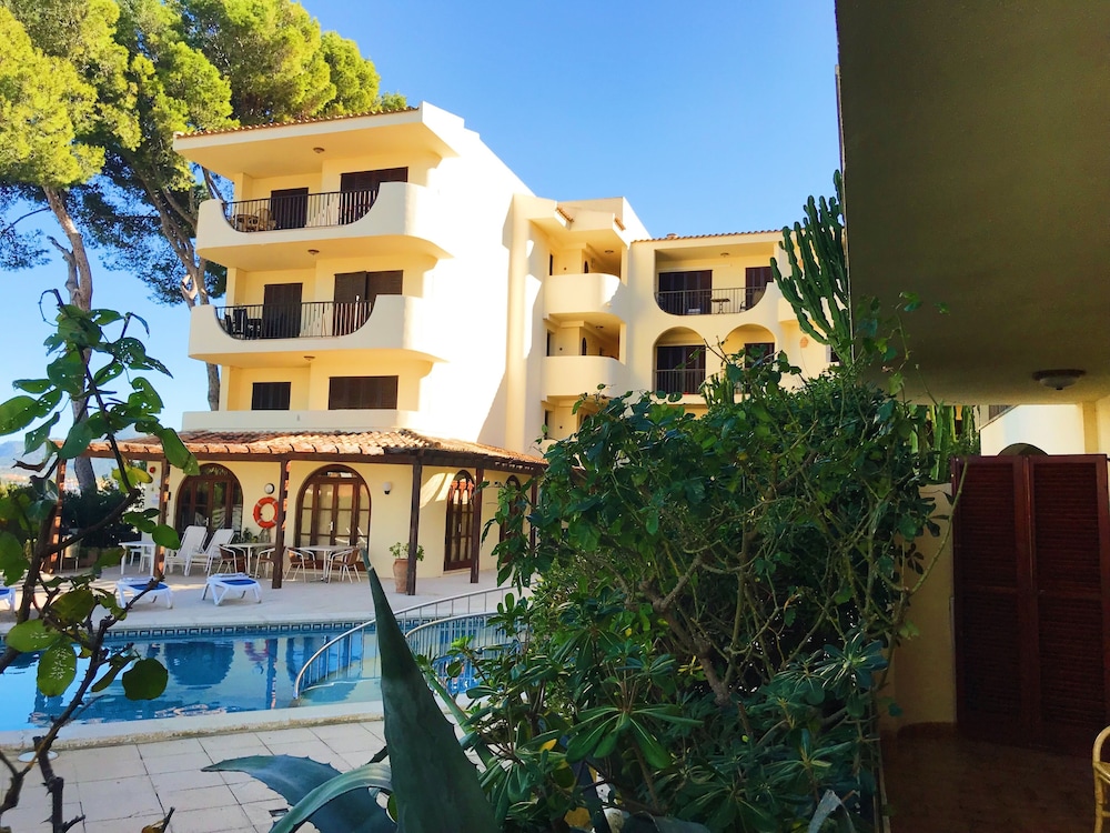 Apartamentos Casa Vida — Hotel building in Santa Ponca, Balearic Islands