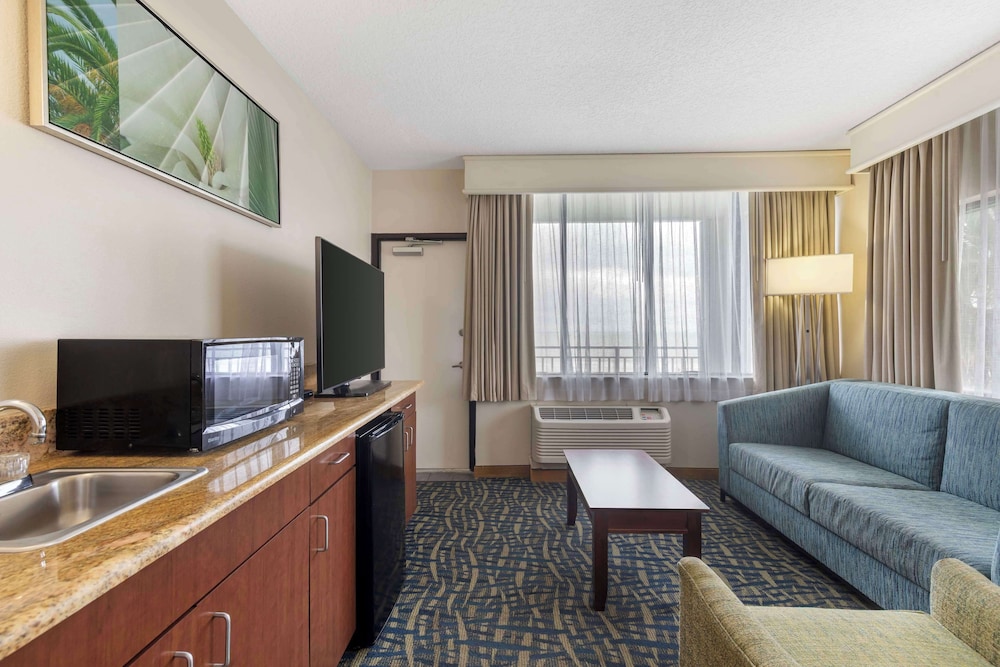 Best Western Cocoa Beach - Port Canaveral — Hotel rooms in Cape Canaveral, Florida