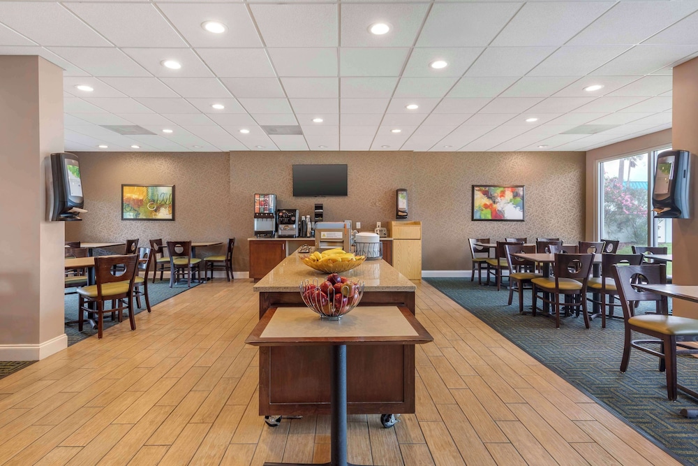 Best Western Cocoa Beach - Port Canaveral — Restaurant & bars in Cape Canaveral, Florida