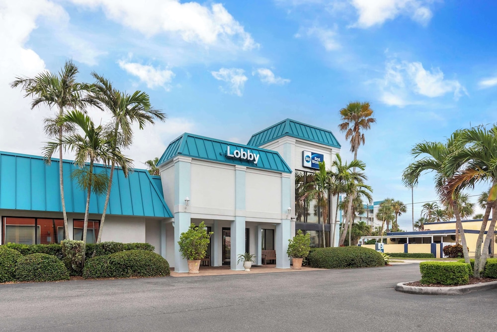 Best Western Cocoa Beach - Port Canaveral — Hotel building in Cape Canaveral, Florida