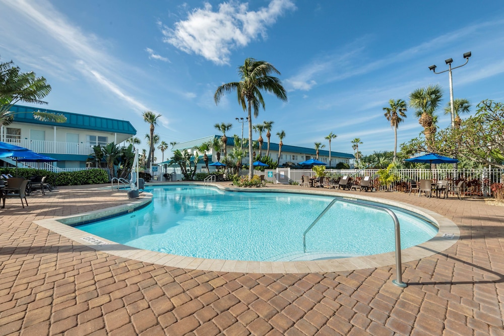 Best Western Cocoa Beach - Port Canaveral — Swimming pool in Cape Canaveral, Florida
