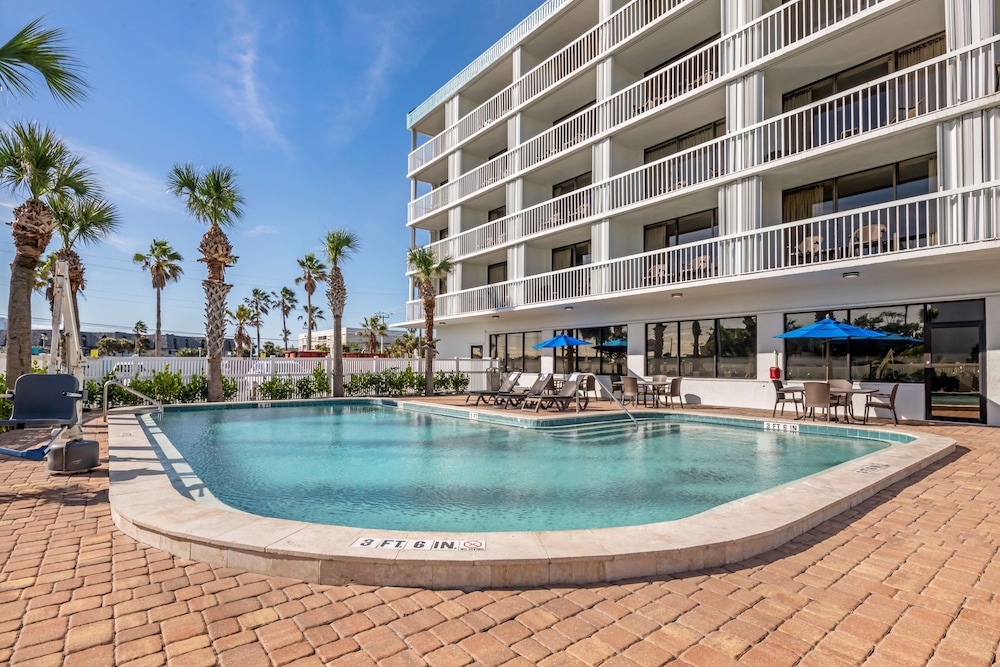 Best Western Cocoa Beach - Port Canaveral — Swimming pool in Cape Canaveral, Florida