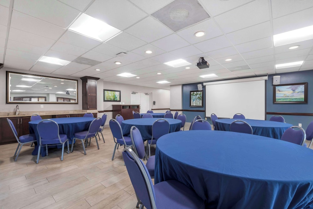 Best Western Cocoa Beach - Port Canaveral — Hotel building in Cape Canaveral, Florida