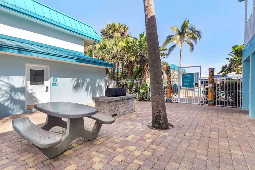 Best Western Cocoa Beach - Port Canaveral — Hotel building in Cape Canaveral, Florida