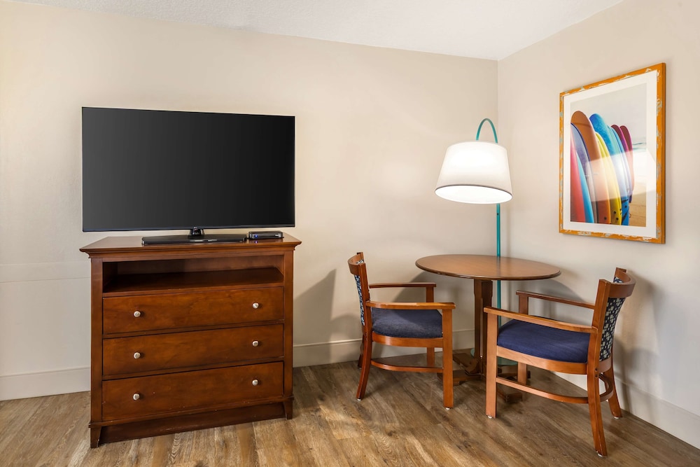 Best Western Cocoa Beach - Port Canaveral — Hotel rooms in Cape Canaveral, Florida