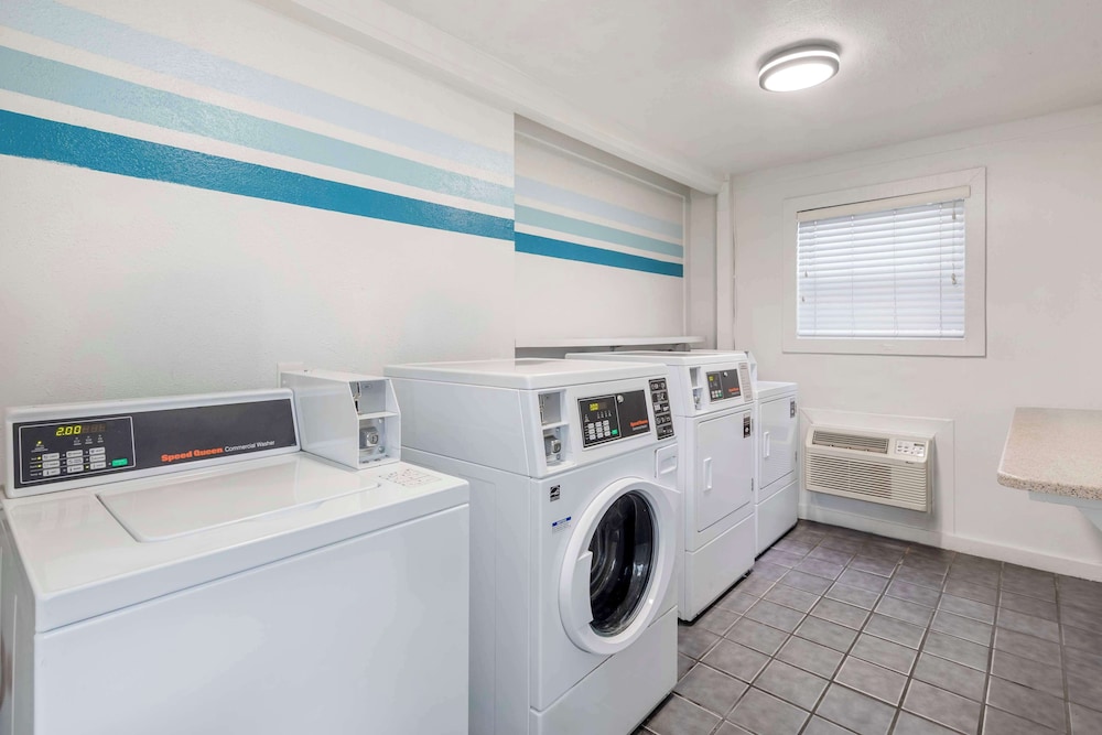 Best Western Cocoa Beach - Port Canaveral — Hotel building in Cape Canaveral, Florida