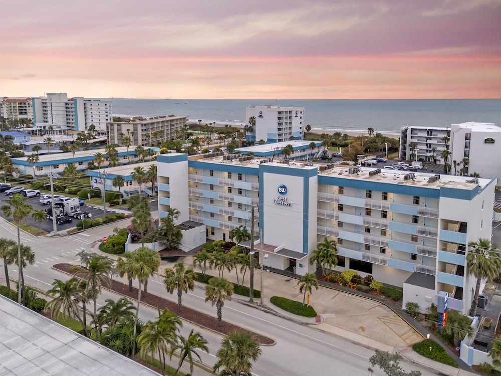 Best Western Cocoa Beach - Port Canaveral — Hotel building in Cape Canaveral, Florida