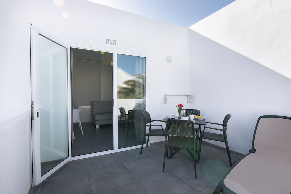 Apartamentos Celeste — Hotel rooms in Costa Teguise, Canary Islands