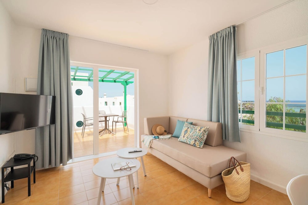 Apartamentos Celeste — Hotel rooms in Costa Teguise, Canary Islands