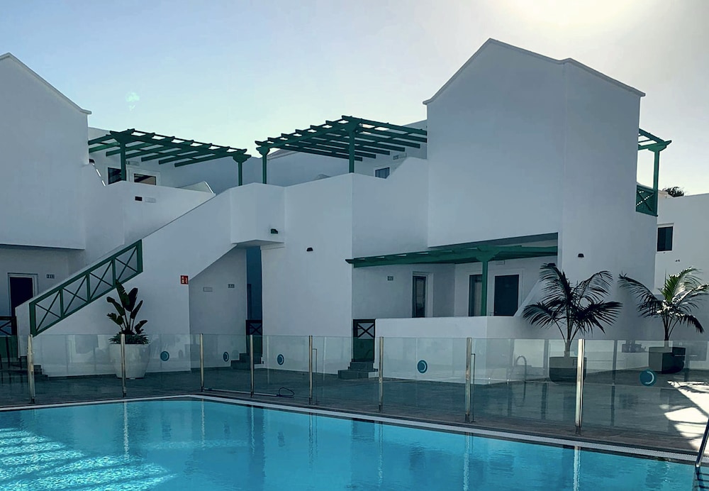 Apartamentos Celeste — Hotel building in Costa Teguise, Canary Islands