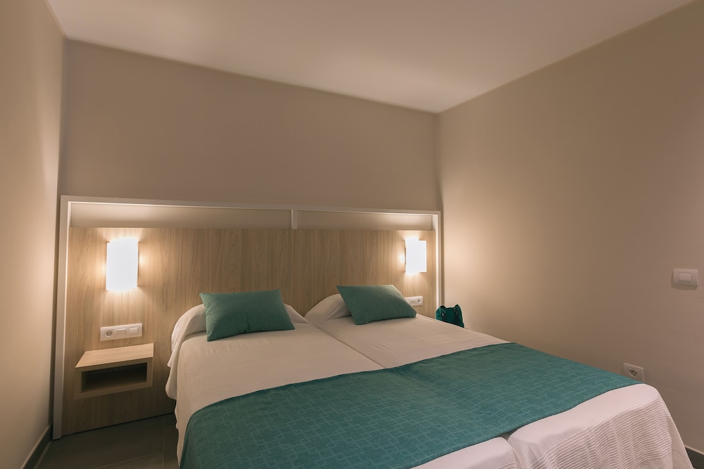 Apartamentos Celeste — Hotel rooms in Costa Teguise, Canary Islands