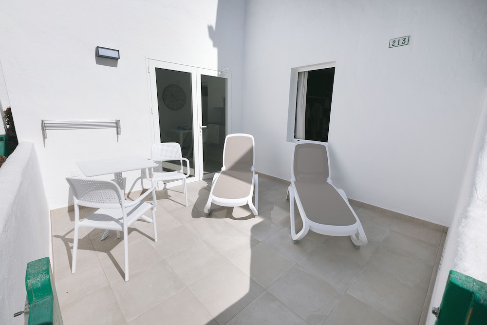 Apartamentos Celeste — Hotel rooms in Costa Teguise, Canary Islands