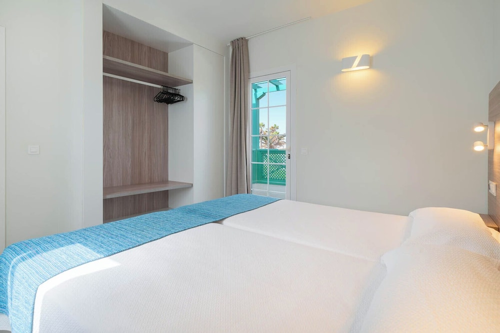 Apartamentos Celeste — Hotel rooms in Costa Teguise, Canary Islands