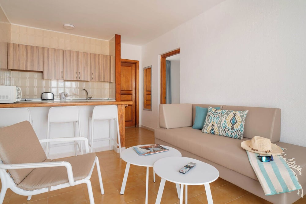 Apartamentos Celeste — Hotel rooms in Costa Teguise, Canary Islands