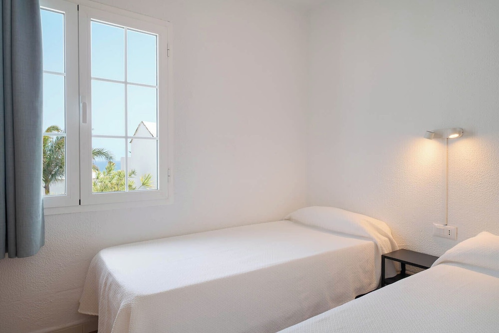 Apartamentos Celeste — Hotel rooms in Costa Teguise, Canary Islands