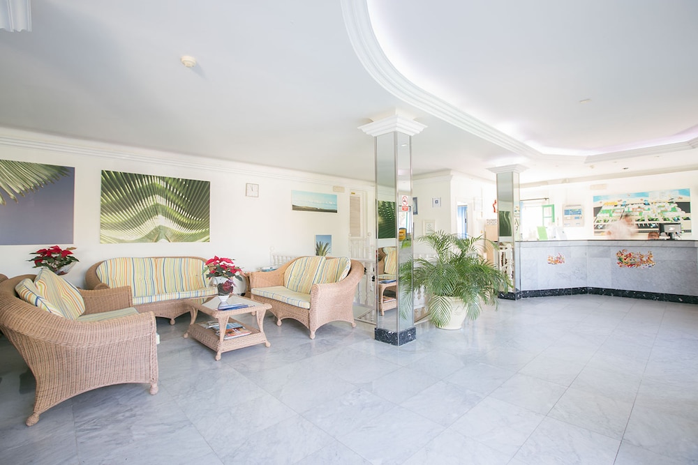 Apartamentos Celeste — Hotel building in Costa Teguise, Canary Islands