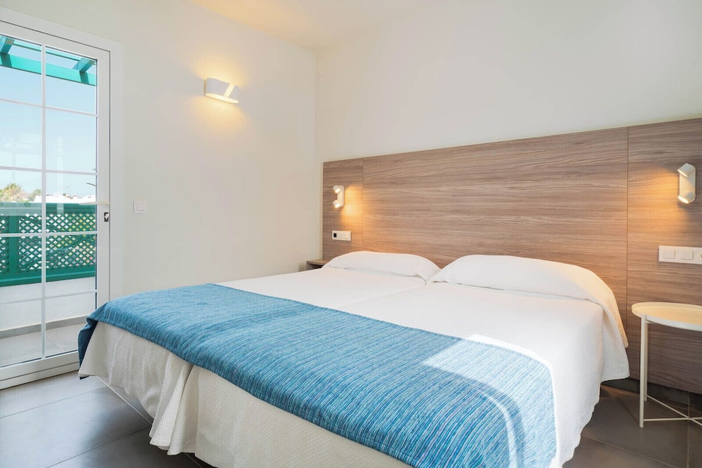 Apartamentos Celeste — Hotel rooms in Costa Teguise, Canary Islands