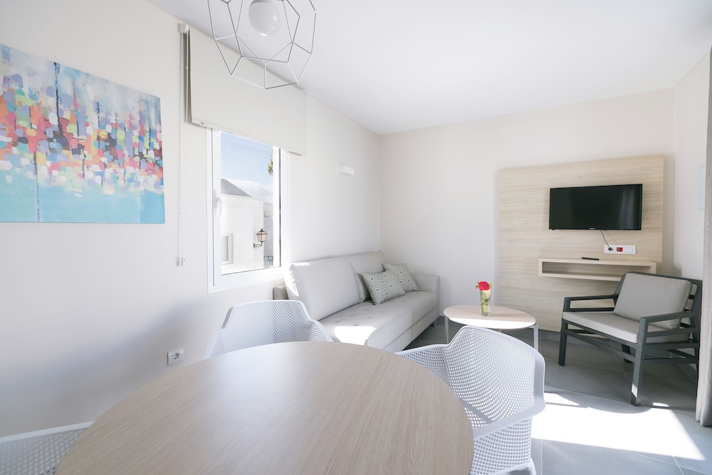 Apartamentos Celeste — Hotel rooms in Costa Teguise, Canary Islands