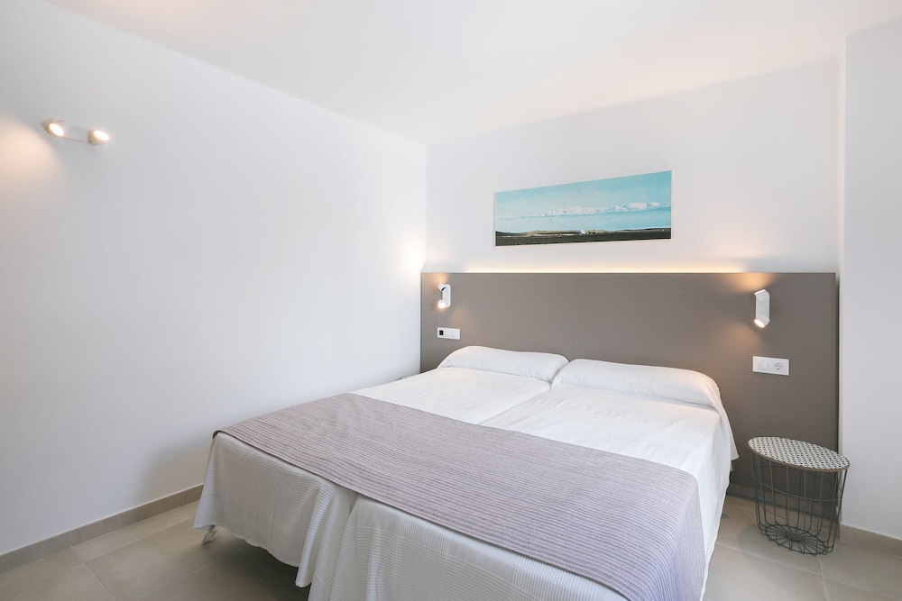Apartamentos Celeste — Hotel rooms in Costa Teguise, Canary Islands