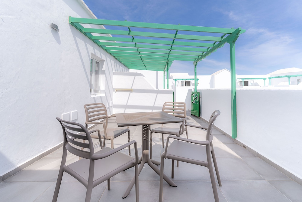 Apartamentos Celeste — Hotel building in Costa Teguise, Canary Islands